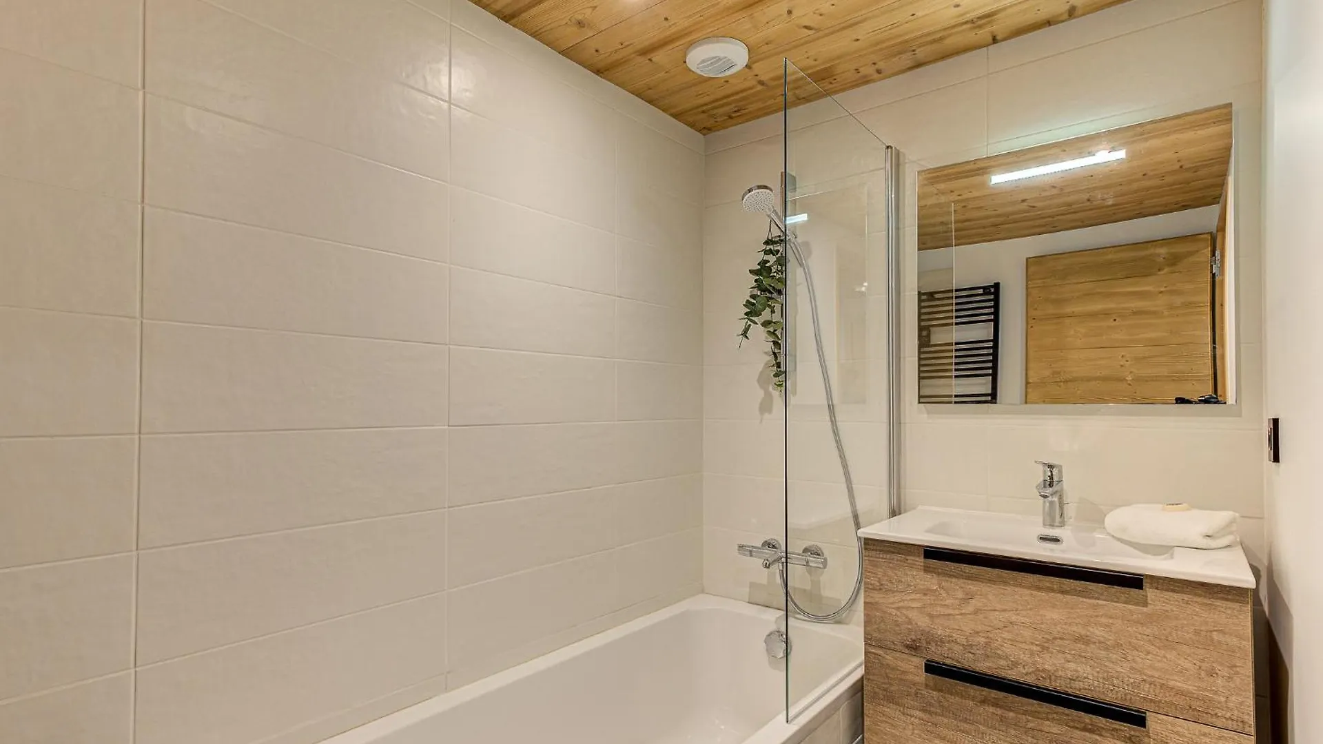 Apartment Des Alpages - Alpes Travel - Sleeps 6-8 Les Trabets 0*,  Francie
