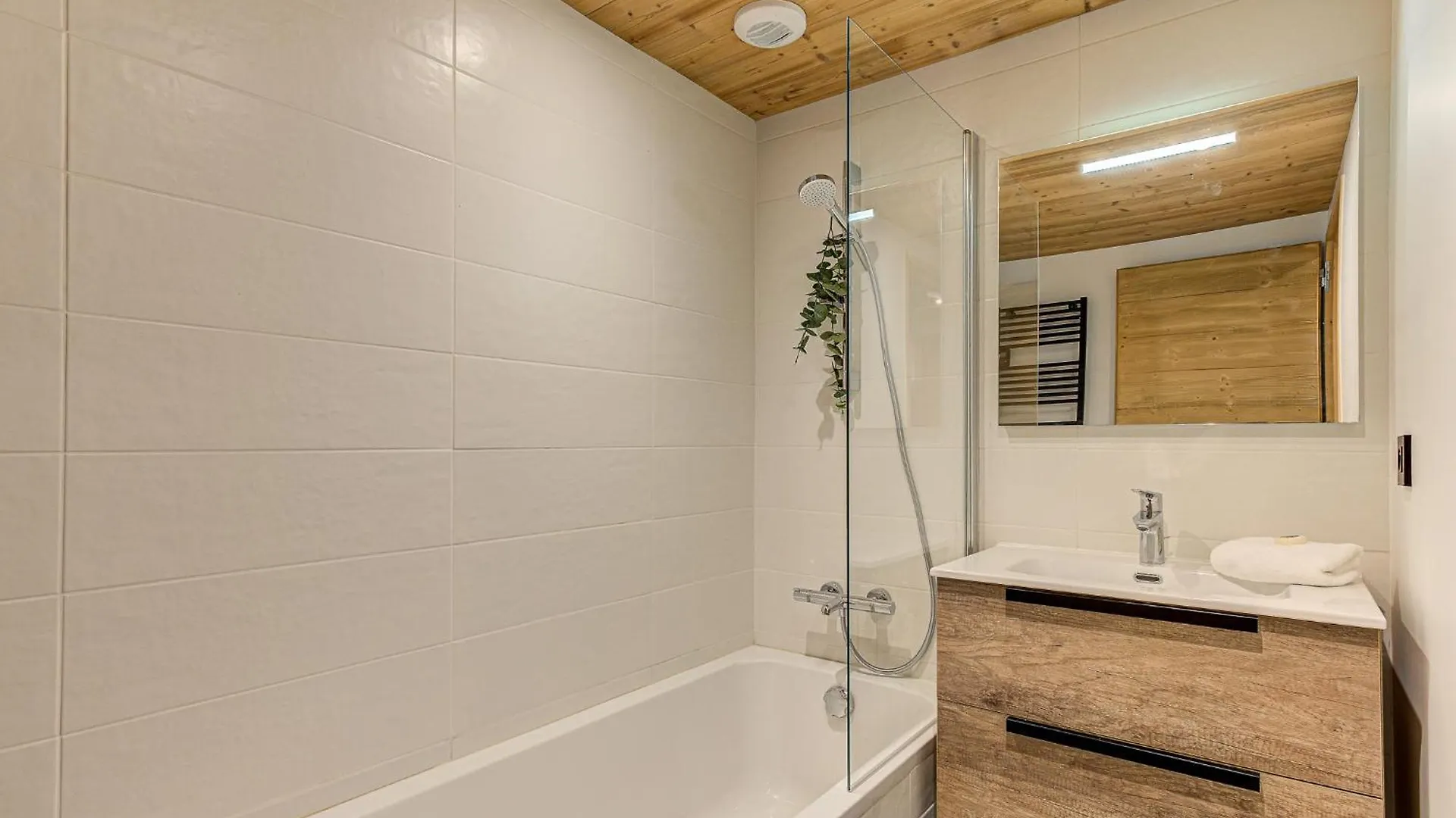 Apartment Des Alpages - Alpes Travel - Sleeps 6-8 Les Trabets